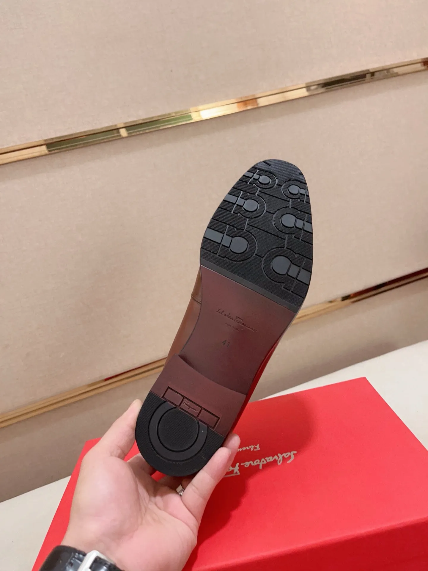 Men's shoes💰: 540💰 High version Ferragamo quality! 🆕🆕Exclusive hot-selling products in stock🔥🔥New products on the shelves, high-quality shoes, high-end driving shoes, with complete packaging! 💪 💪 Material: imported patented cowhide 🐂 + imported high-quality water-dyed cowhide lining + wear-resistant outsole 👍🏻👍🏻 Features: high-end and comfortable, purely handmade 🚀 🚀 Create the perfect shoes that suit you best 🔥 🔥 Size: (38-44) Can be customized 45 non-returnable!